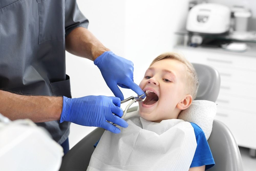 niño en silla de dentista