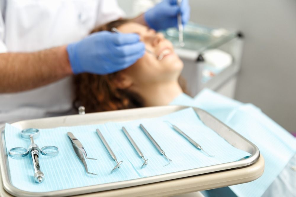 aparatos de dentista con fondo desenfocado con paciente tumbada